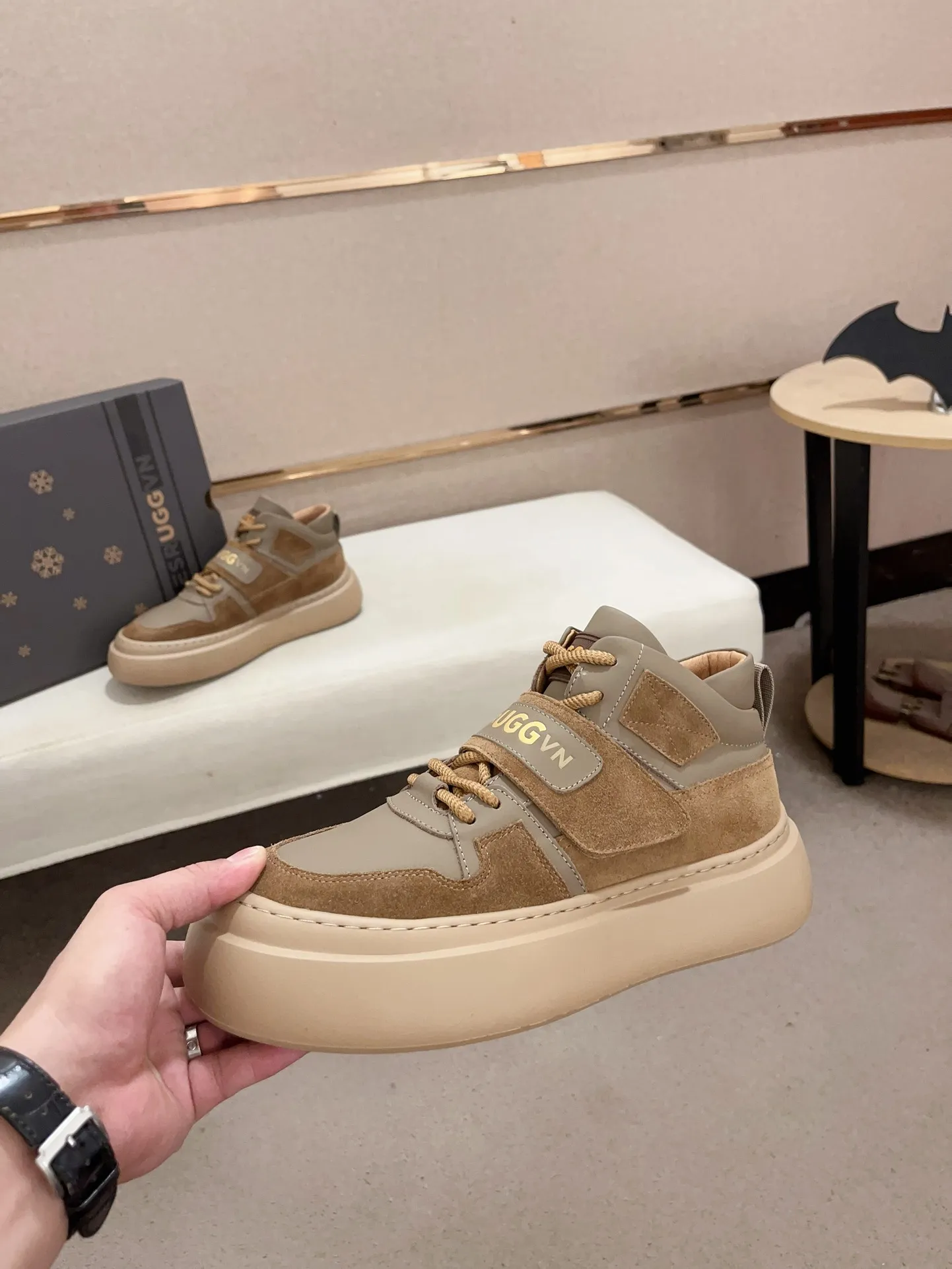 Factory Price: 380 Men's Men's Shoes💰North American Men's Shoes Ugg ☃️In the special sale of new high-quality men's shoes and snow boots in autumn and winter, the nemesis of extreme cold weather! Made of cowhide leather, merino wool lining, and original outsole, whether driving, outdoor or daily wear, there is always one that suits you! Code number 39-44